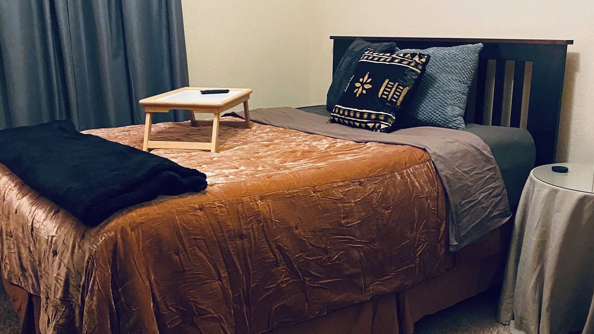 Little Elm House | Cozy 1BDR Queen ~ Kitchenette ~ Private Bath ~ 5 Star Award Winning Super Host