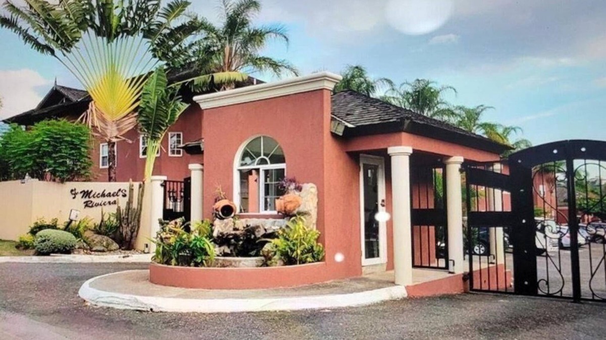 Barbican Apartment | Cozy 1BR Apt In Liguanea