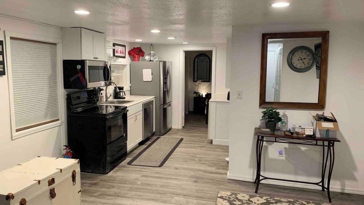 Lake Forest Park Cottage | Cozy 1BR Cottage Near Lake, Trails & City Access