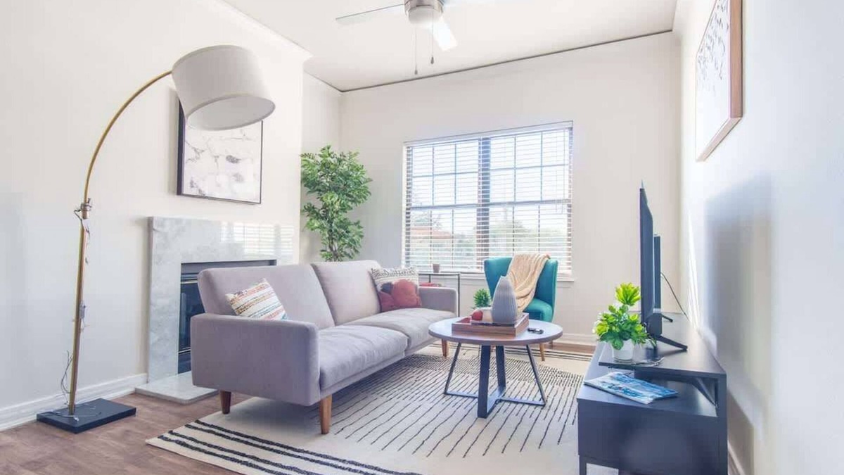 Irving Apartment | Cozy 1BR King Suite | Pool, Gym & Parking 01
