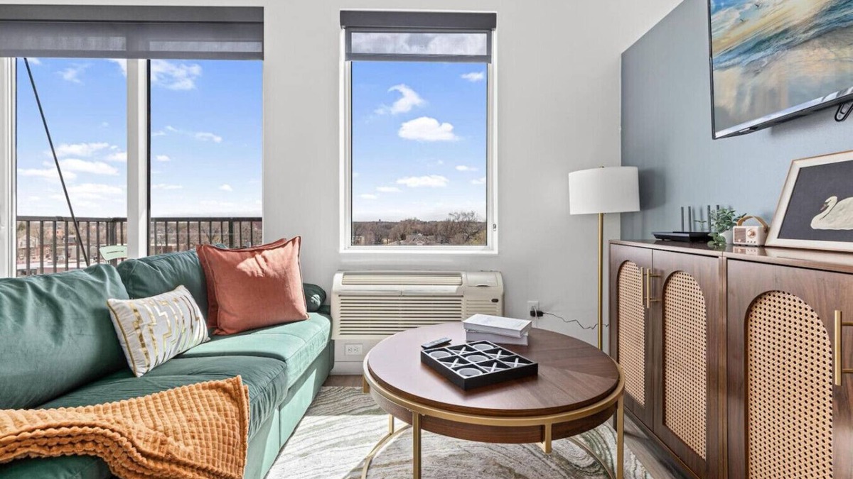 Lyn-Lake Apartment | Cozy 1BR Lyn-Lake | Modern Amenities & Walkable
