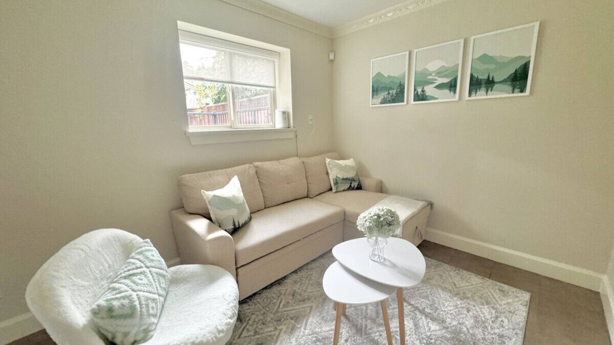 East Side House | Cozy 1BR Near Skytrain - Explore Vancouver Easily