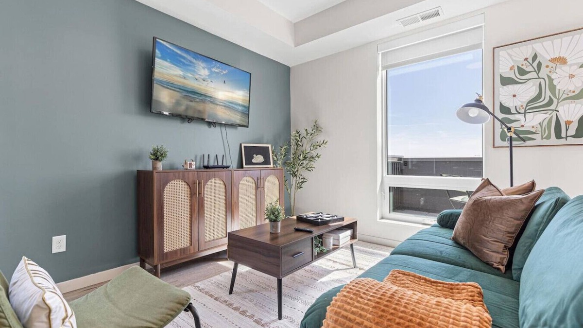 Lyn-Lake Apartment | Cozy 1BR Uptown | Fitness Center, Rooftop Lounge