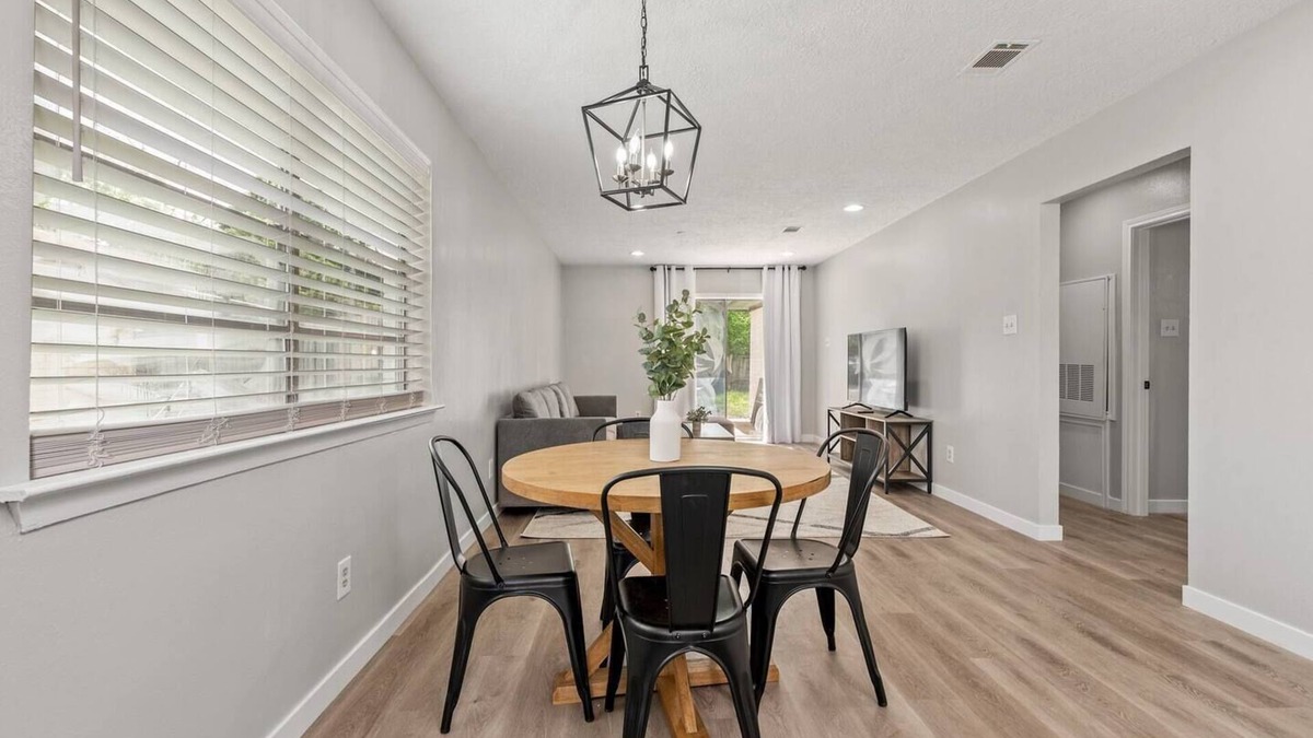 Villa West House | Cozy 2/1 minutes from TAMU!