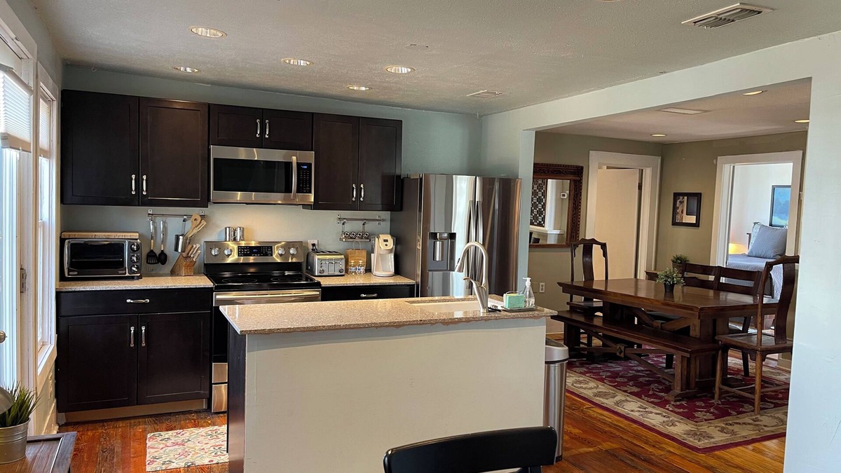 Bryker Woods Condo | Cozy 2/1 Treehouse in Brykerwoods Neighborhood