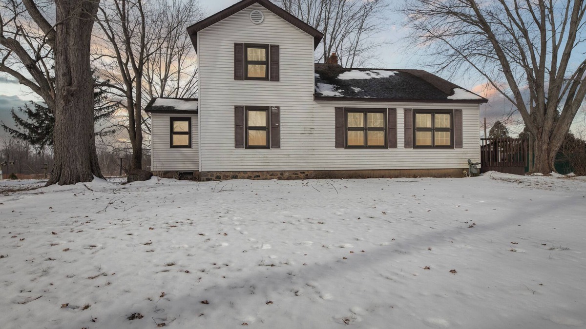 East Leroy House | Cozy 2.5 Acres Farmhouse in Battle Creek whit hot tub