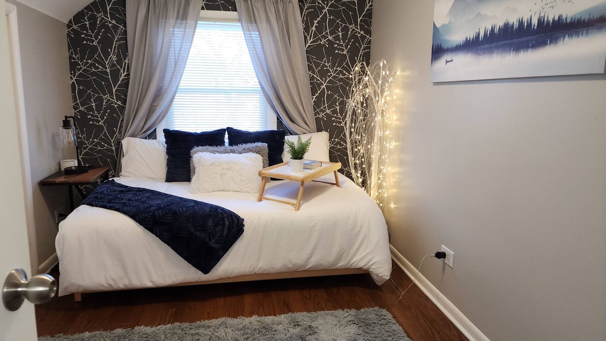 Geneva Apartment | Cozy 2 bd/1ba upper apt -Free WIFI, parking -1mi to Geneva 3rd & Chicago Metra