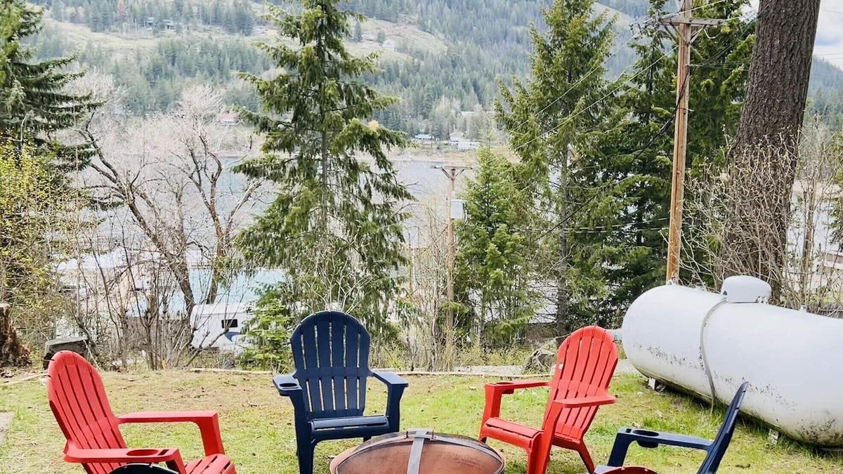Sagle House | Cozy 2 BD Lakehouse Cabin w/ incredible views