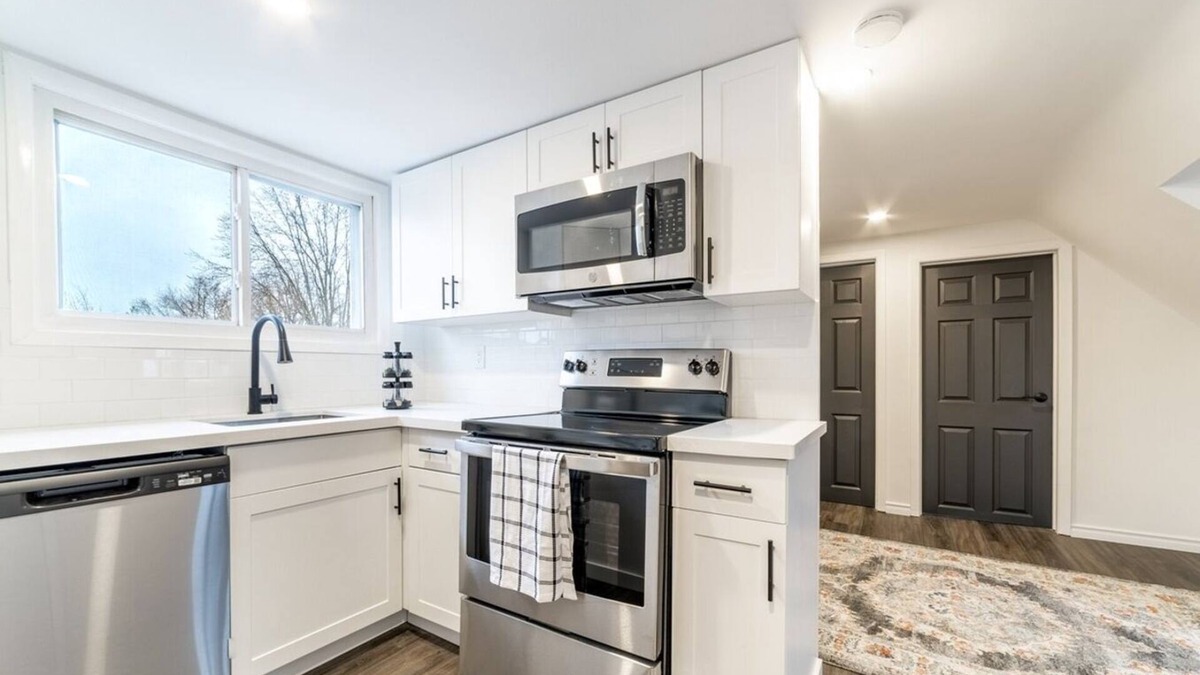 Welland House | Cozy 2 BDR Home/Apt. 20 mins to falls in Niagara