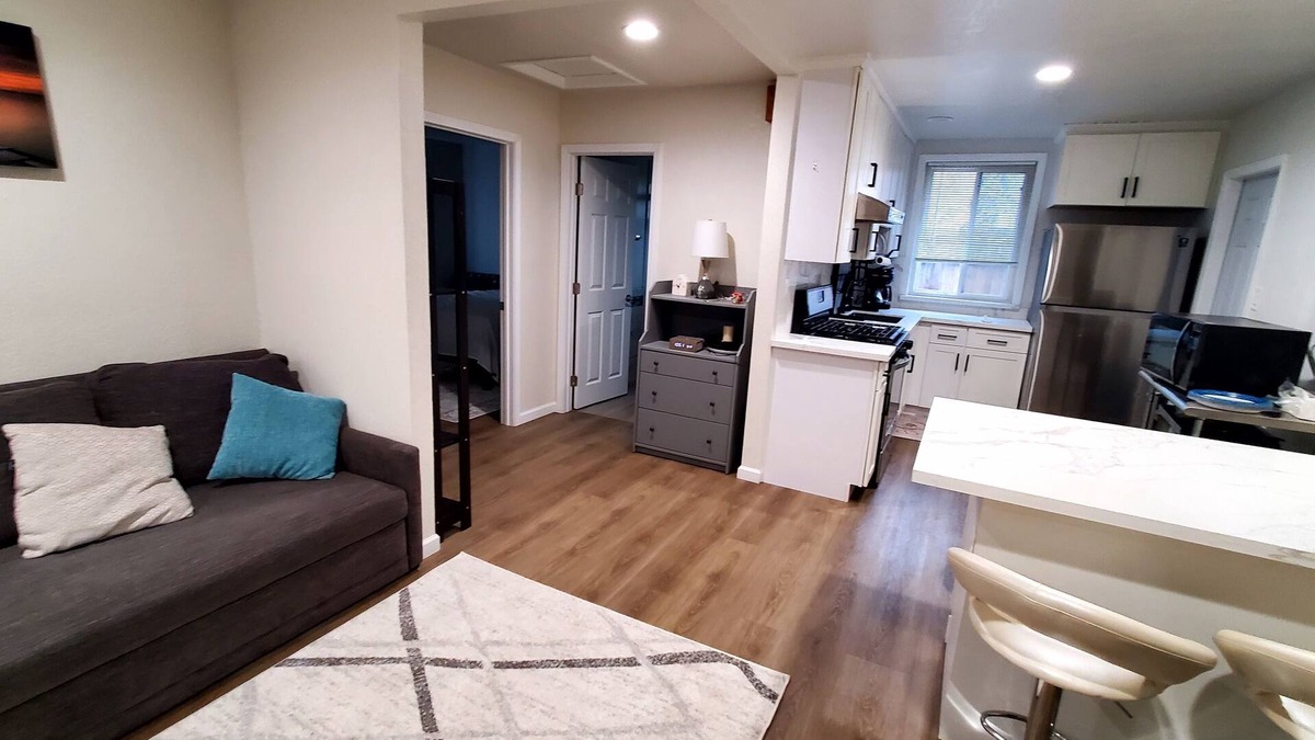 Concord House | Cozy 2 bdr unit in the center of East bay