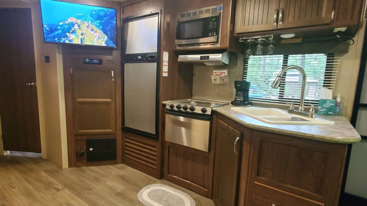 Comfort RV Rental | Cozy 2-bdrm campground trailor, w/Tiny 1 bed home in nature Richlands! 6 total!