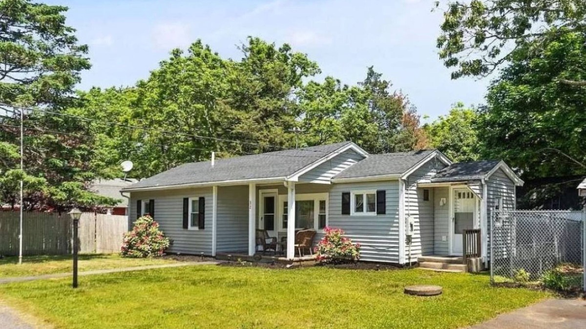 Buzzards Bay House | Cozy 2 bdrm sleeps 5. Walk to Electric Av Beach, Main St, Canal, Mass Maritime.