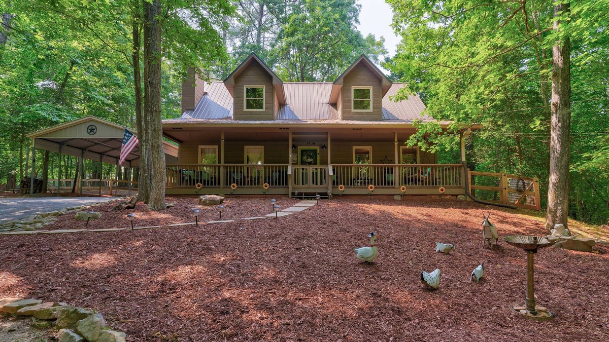 Ellijay Cabin | Cozy 2 bed+2.5 bath Mtn Cbn Near Hiking Trails-Minutes to Town-Fire Pit-Hot Tub