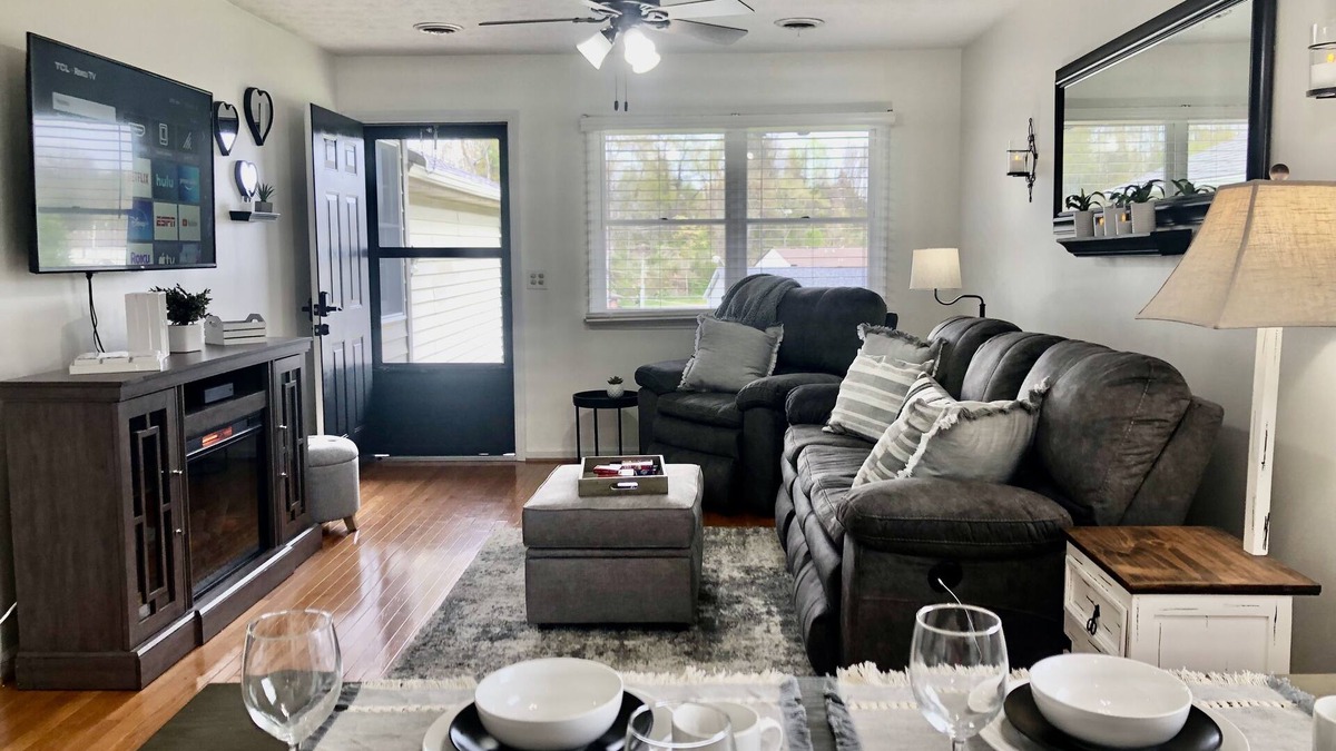 Abingdon House | Cozy 2 Bed 2 Bath 2 cot minute from Va Creeper Trail Bristol Speedway Hard Rock