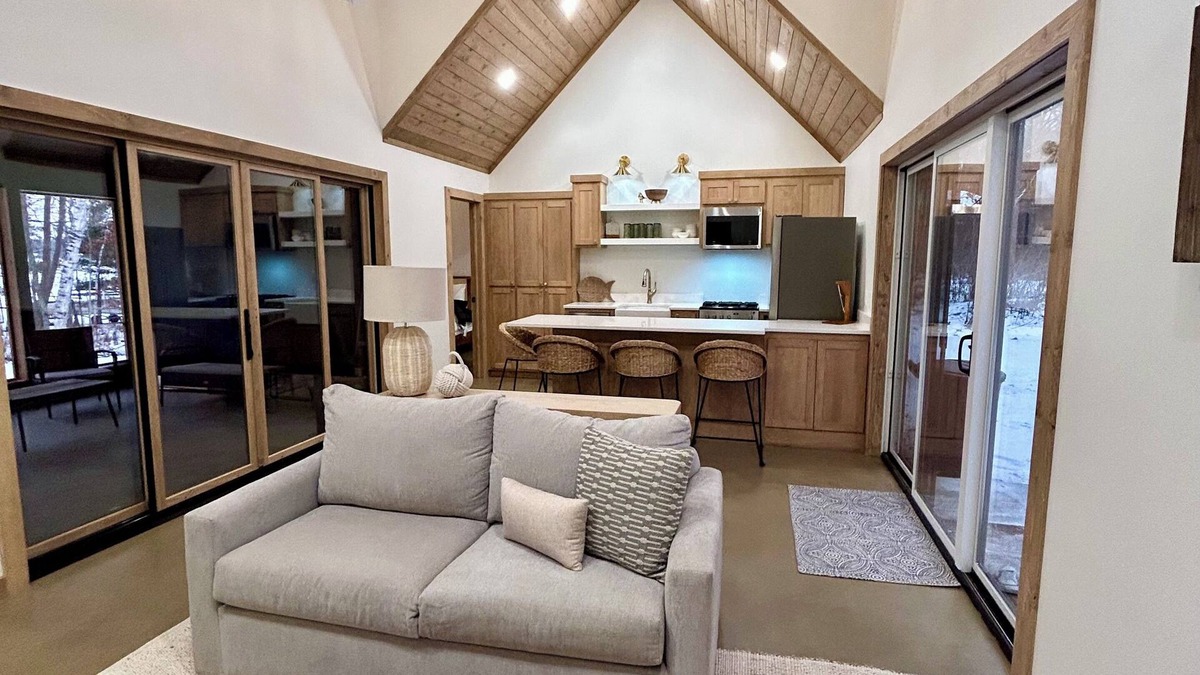 Ossipee Cabin | Cozy 2 bed/2 bath lakeside retreat w/3 season porch & firepit. Close to Nisswa