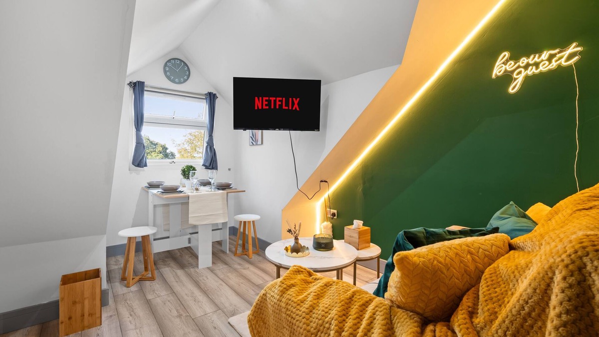 Marston Green Apartment | Cozy 2-Bed Attic | 5 Mins to BHX Airport & NEC
