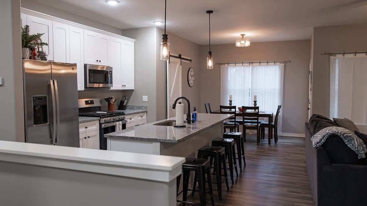 Sycamore House | Cozy 2 bed condo featuring king master suite with office in Sycamore