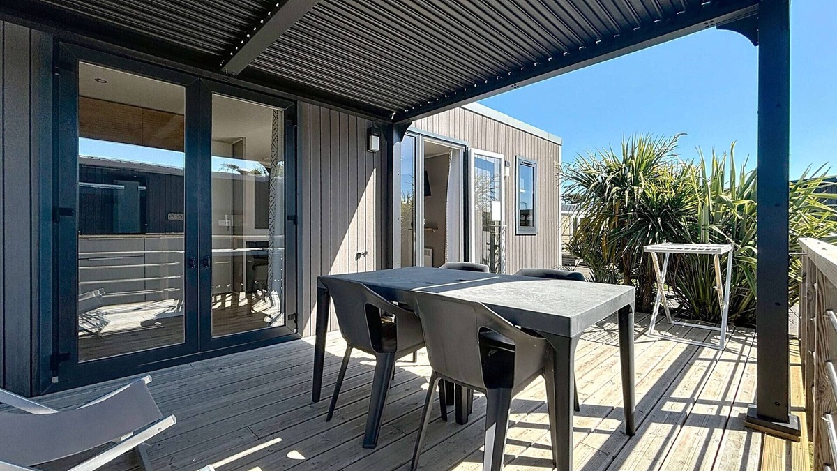 Jullouville-les-Pins House | Cozy 2-Bed Mobile Home, Walk to Beach & Shops, Heated Pool, Parking Included