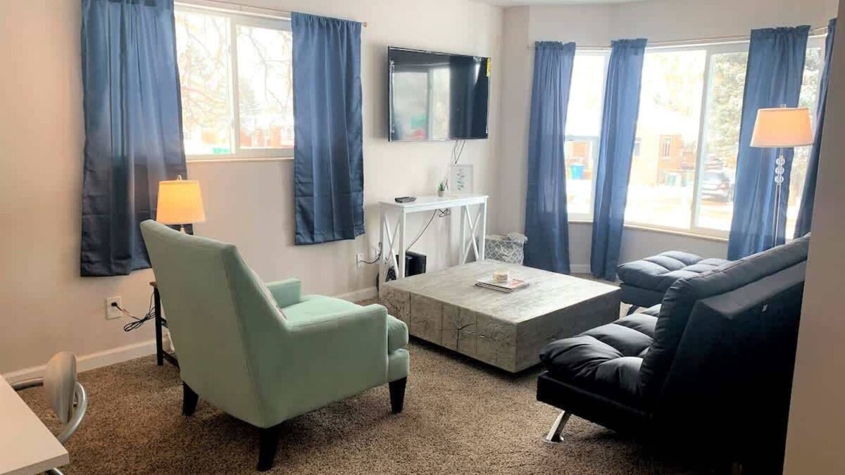 Berkley House | Cozy 2-Bed Upper Unit with King Beds & Smart TVs, easy access to Red Rocks/Mnts.