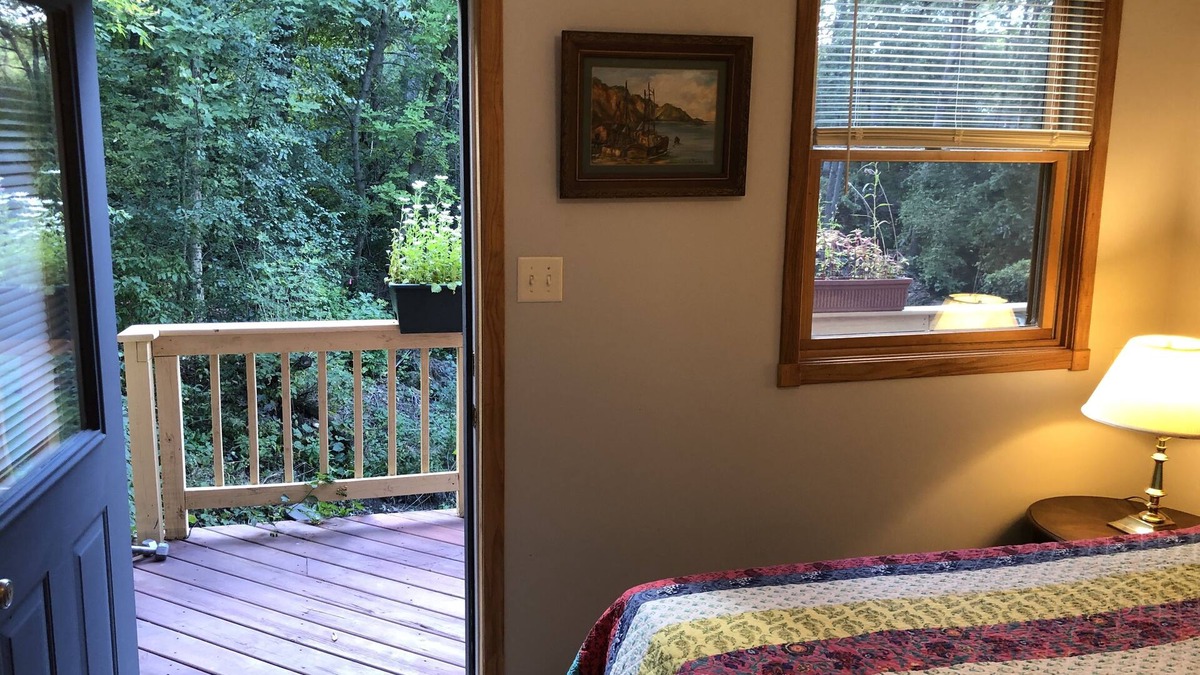 Waterford Apartment | Cozy 2 bedrm apart with full kitchen surrounded by woods 25 mins from Milwaukee