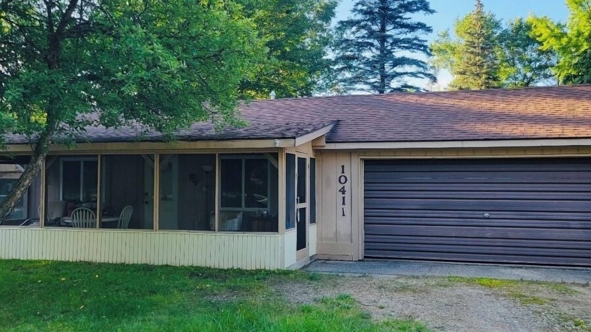 St. Helen Cabin | Cozy 2-bedroom cabin with WiFi, AC, garage, sleeps 6 in Saint Helen 222