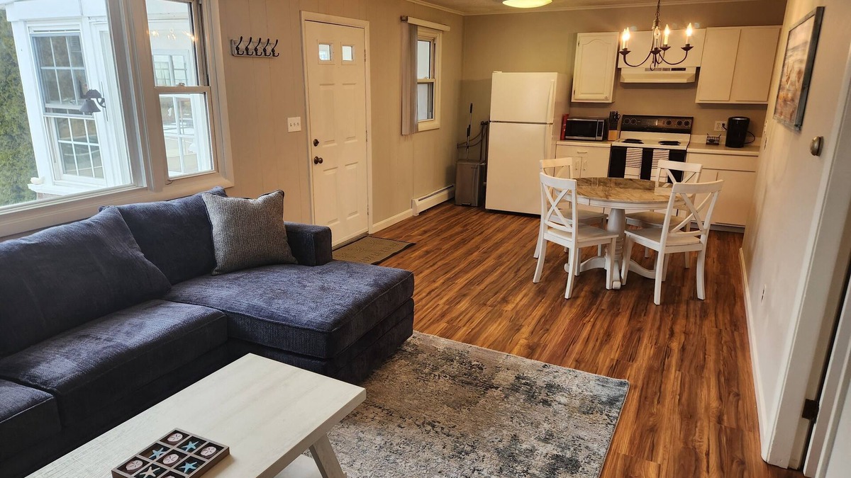 Ocean Park Condo | Cozy 2-bedroom, 1-bathroom condo, two short blocks from the beach!