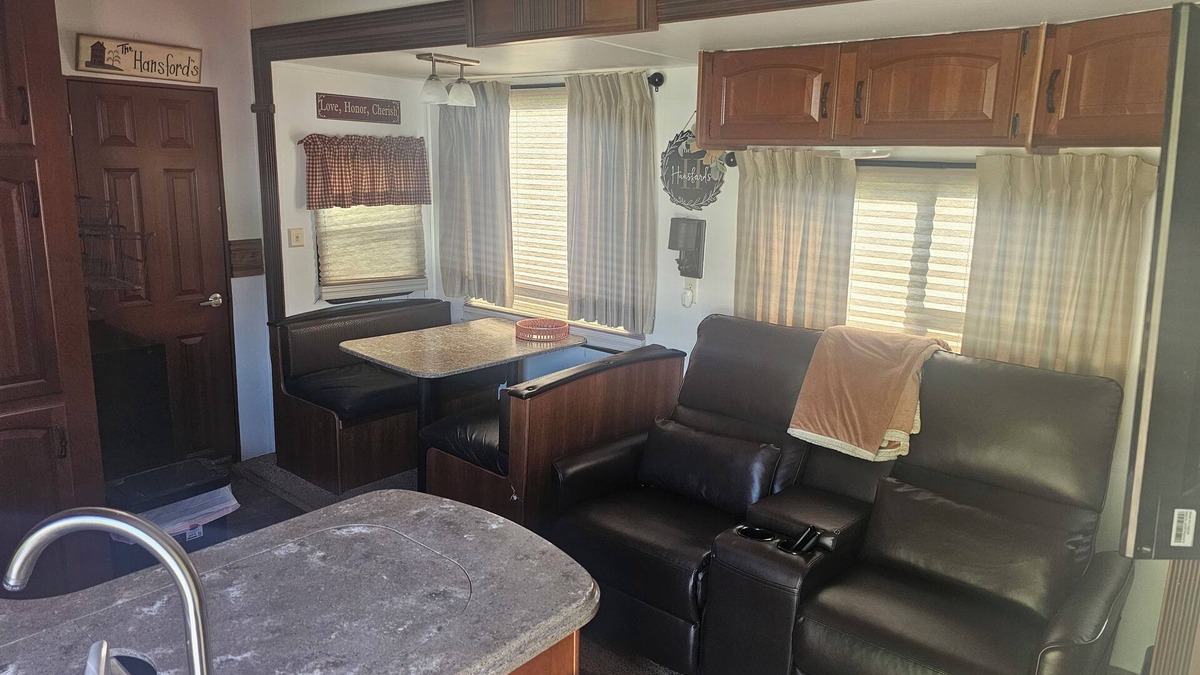 Bouvet Island House | Cozy 2-bedroom, 1.5 bath RV with outdoor kitchen, 3.5 miles from Wolf Creek Dam