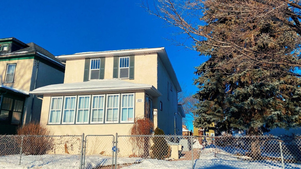 Winnipeg House | Cozy 2 Bedroom 1 Bathroom 10 minutes from downtown/free parking