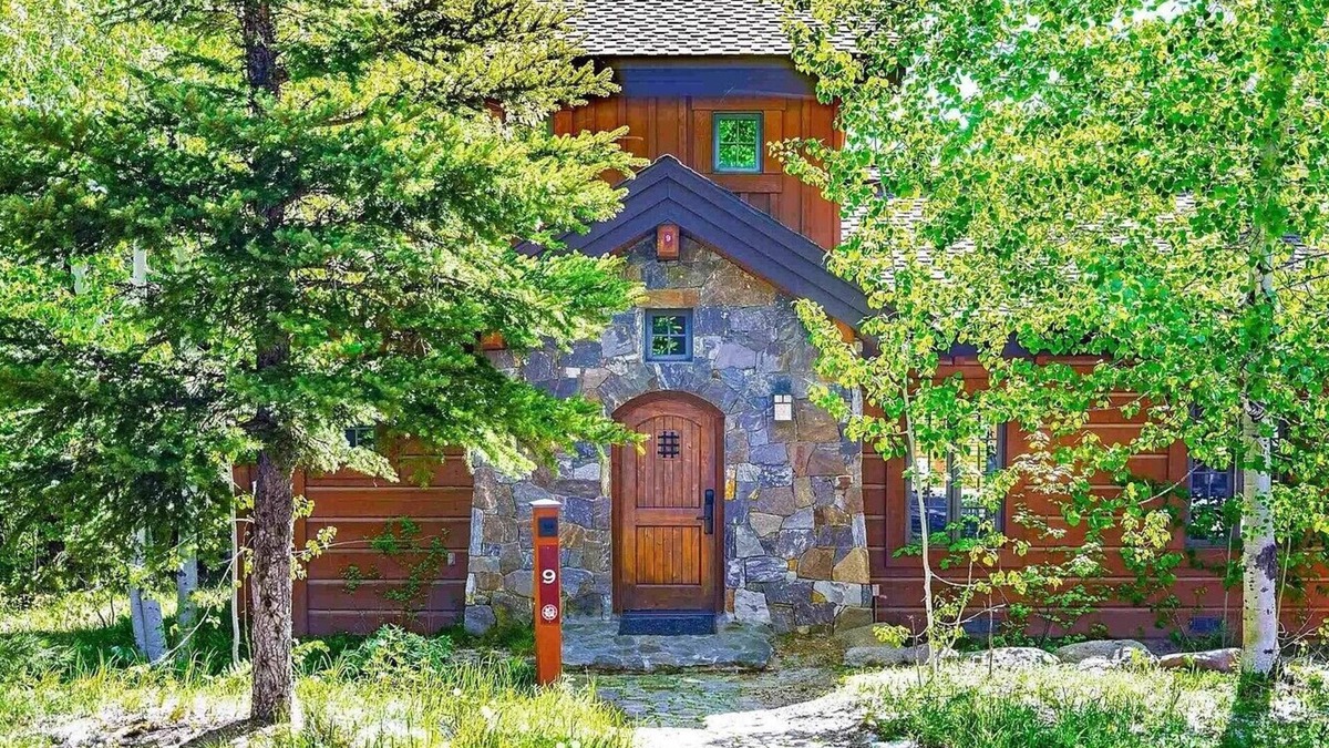 Tamarack Cabin | Cozy 2-bedroom, 2.5 Bath Cabin located in the Tamarack Ski Resort, Donnelly, ID.