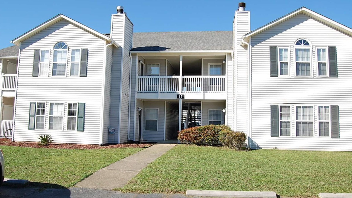 Gulf Shores Condo | Cozy 2 bedroom 2 bathroom condo. Sleeps 6. Just 4 miles from the Gulf!