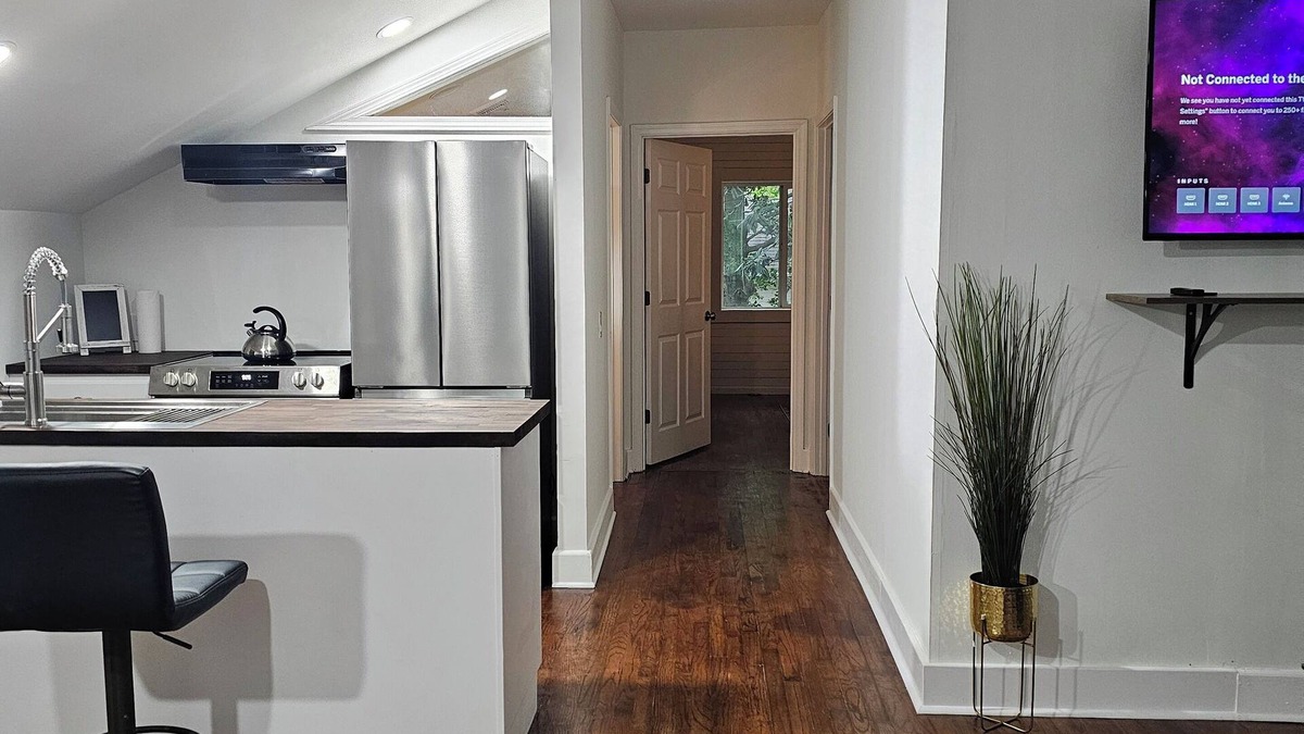 Snellville House | Cozy 2 Bedroom 2 Bath Guest House on the Lake - BBQ in the Park-Like Setting