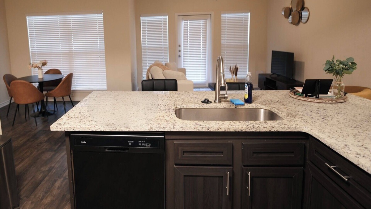 East Congress Apartment | Cozy 2-bedroom/2-bath apartment in enjoyable Austin with pool, AC, fitness room