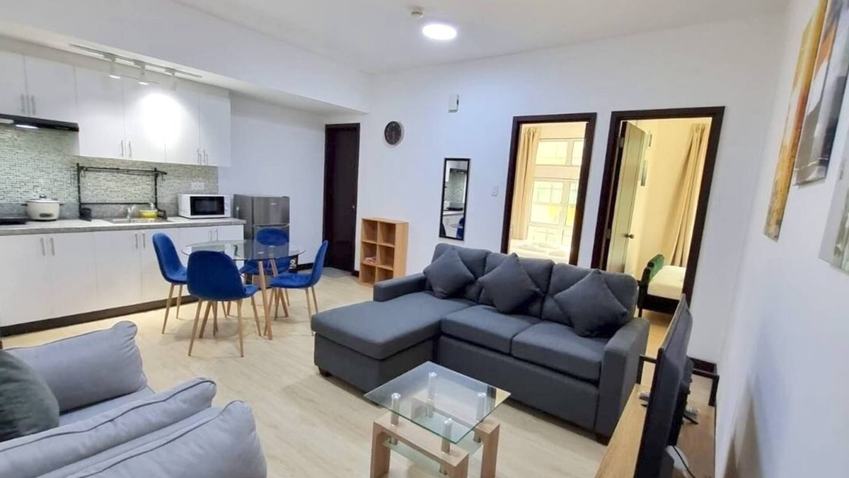Bangkal Condo | Cozy 2-Bedroom 2-Bath condo San Lorenzo Place Makati WiFi 4KM NAIA