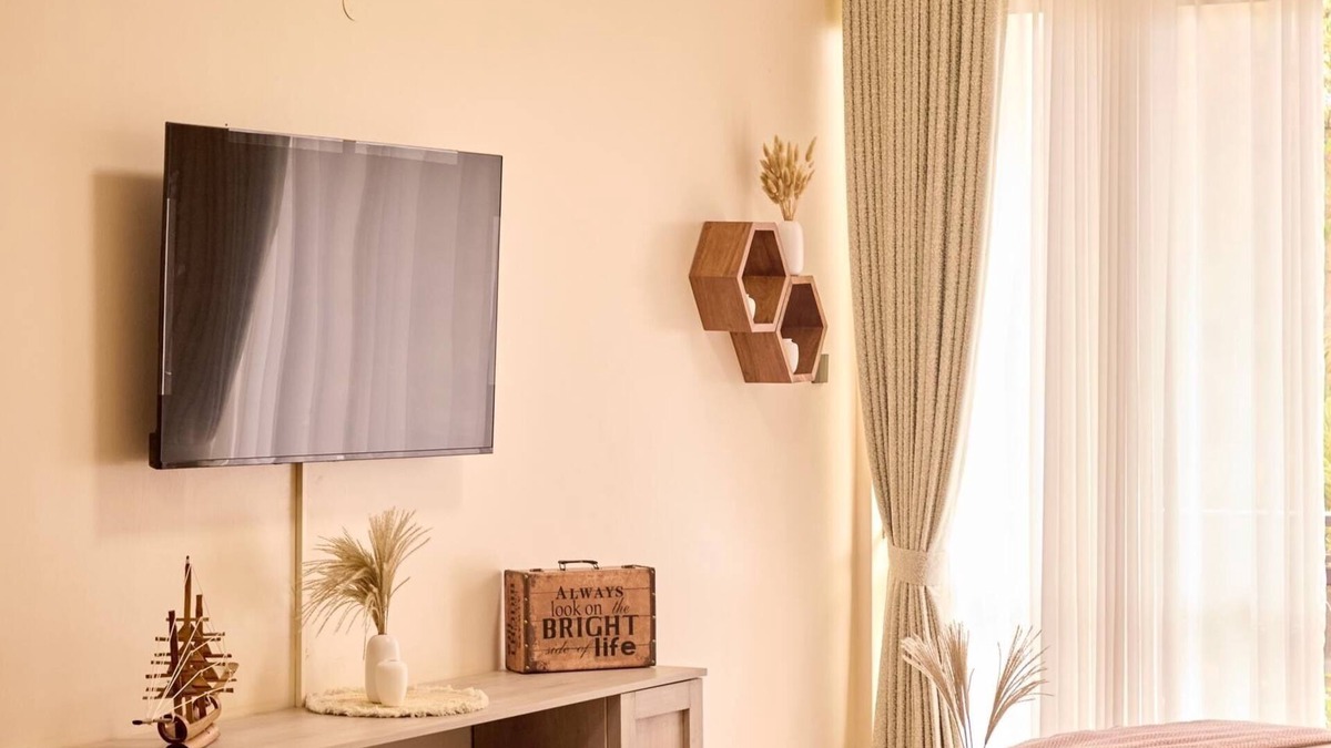 Lubowa Apartment | Cozy 2-bedroom apartment in welcoming Bwebajja Dundu with WiFi, AC - 004