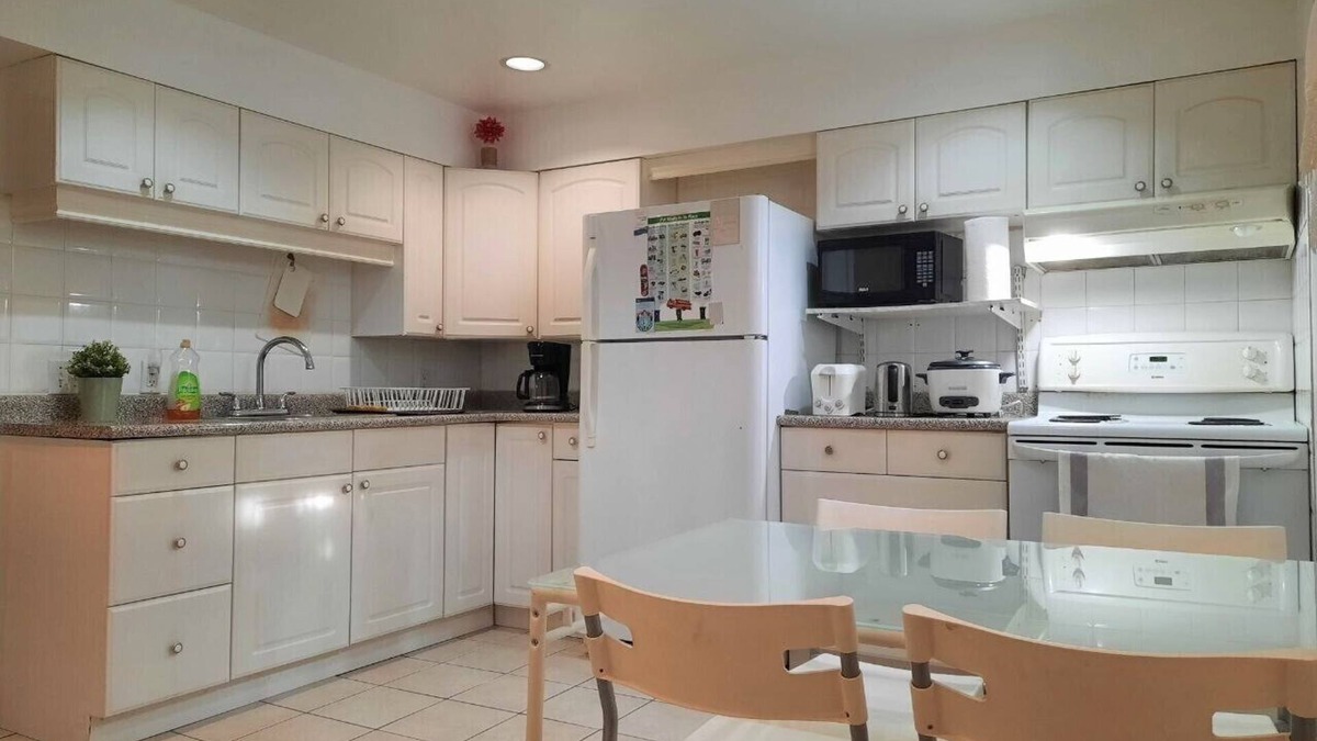 Bridlewood House | Cozy 2 Bedroom and A Study Big Bright Basement Unit
