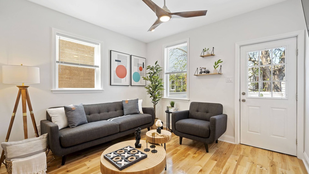 West Philadelphia Apartment | Cozy 2 bedroom apartment W/walkout deck!