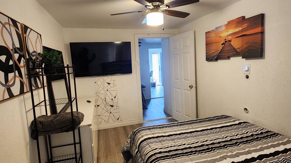 Los Angeles Apartment | Cozy 2-bedroom apartment in charming Los Angeles with AC