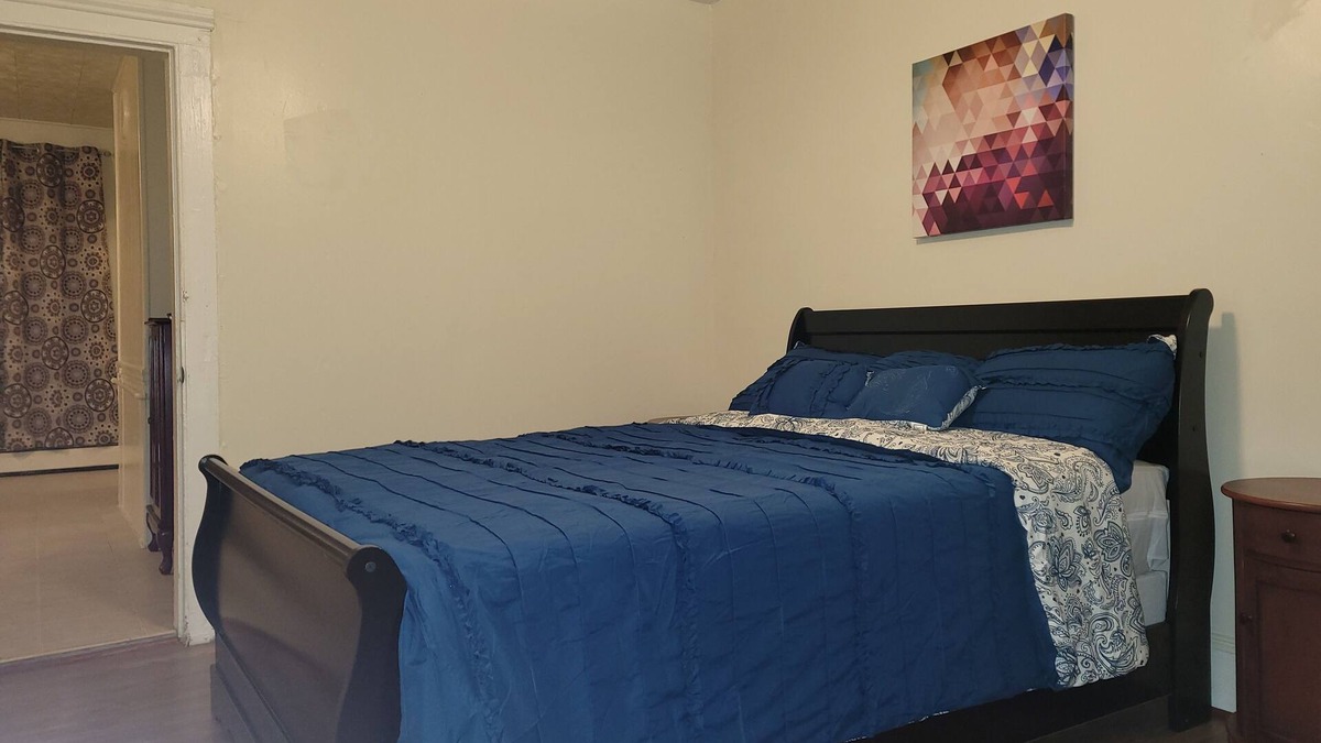 Bridgeport Apartment | Cozy 2-bedroom apartment in Bridgeport with WiFi, AC Heat, washer dryer, Parking