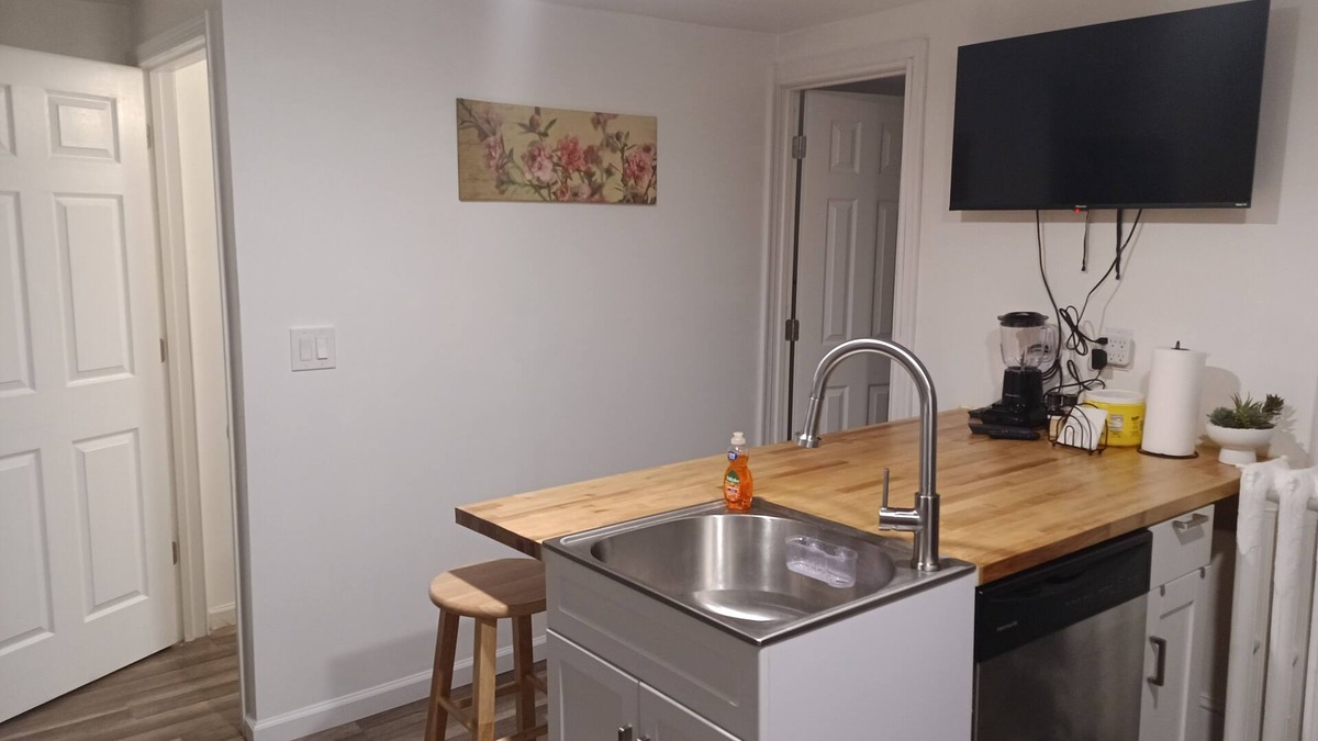 Cumbola Apartment | Cozy 2 bedroom apartment in Pottsville, PA by Route 61 near Locust Lake
