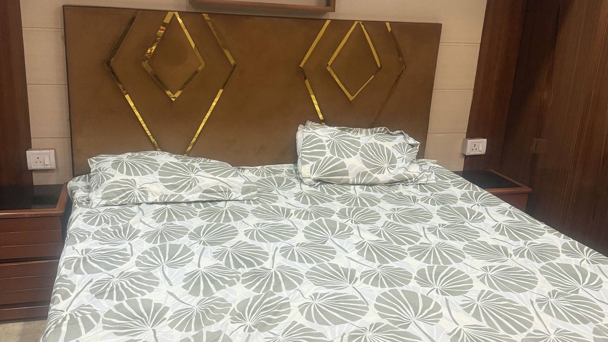 Vaishali Apartment | Cozy 2-bedroom apartment with AC, WiFi in charming Ghaziabad