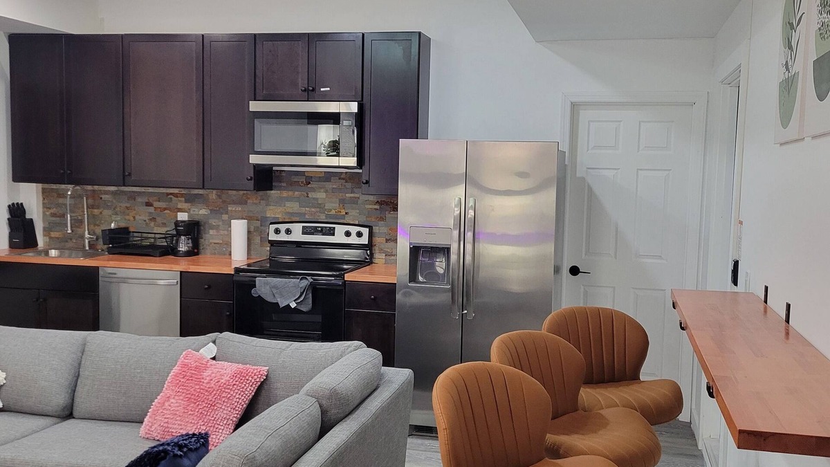 Elizabeth Apartment | Cozy 2-bedroom apartment in awesome Elizabeth with WiFi, AC