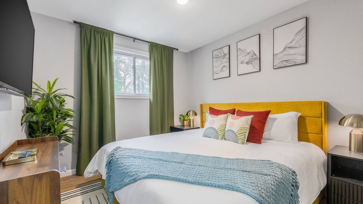 Riverside Apartment | Cozy 2-bedroom apartment close to Kansas City, King bed and Workspace
