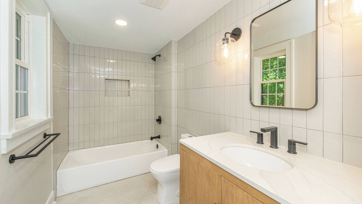 Manville Apartment | Cozy 2-bedroom apartment 9 mins from RWJ hospital and Somerville with central AC