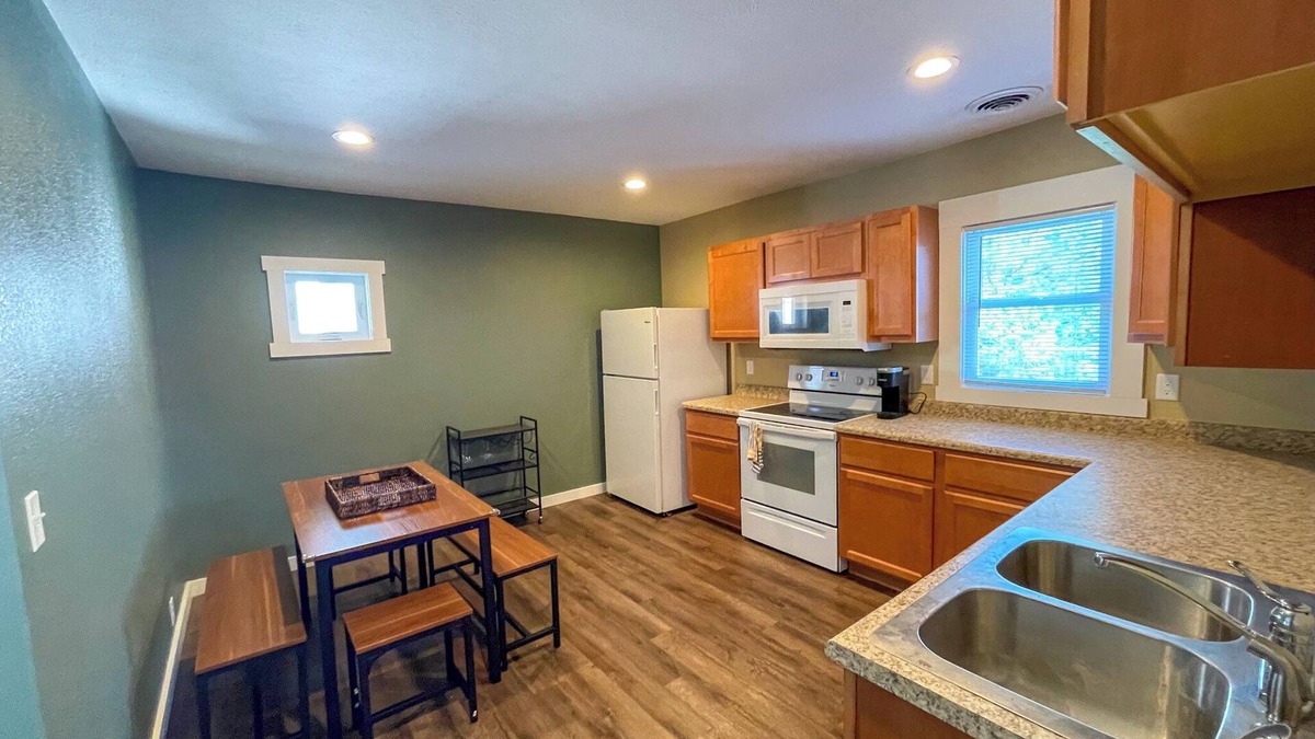 Marshall Apartment | Cozy 2-bedroom apartment with AC, WiFi, and self check-in in welcoming Marshall