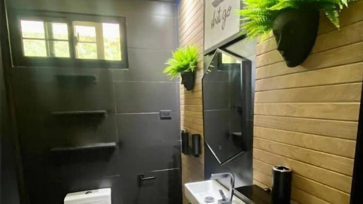 Orange Hill Apartment | Cozy 2-bedroom apartment in amazing Carnbee with AC