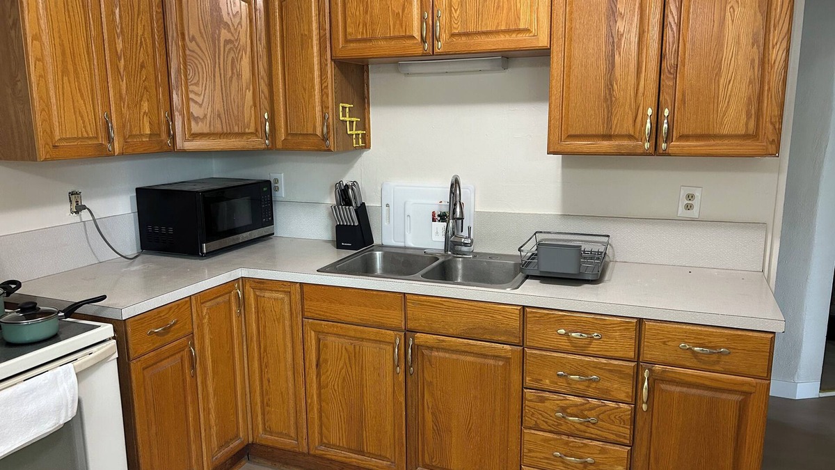 Burley Apartment | Cozy 2-bedroom apartment in welcoming Burley with AC