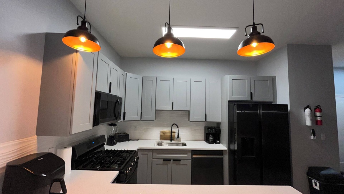 Ampere Apartment | Cozy 2-bedroom apartment in charming Newark with WiFi & AC