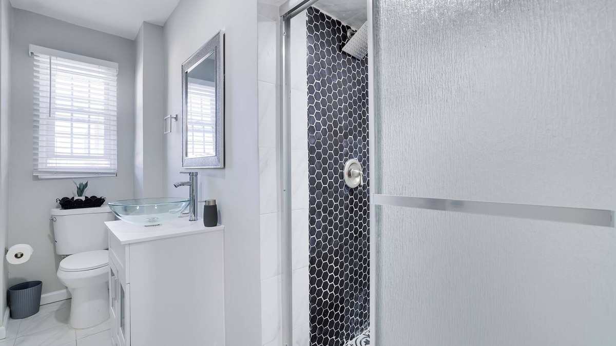 Weequahic Apartment | Cozy 2-bedroom apartment in enjoyable Newark with WiFi, central Ac and heating