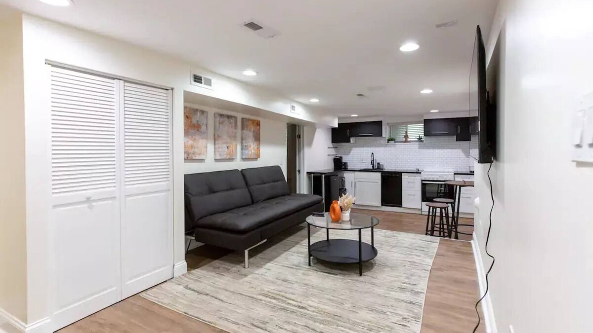 Northeast House | Cozy 2 bedroom at the heart of DC FREE Parking