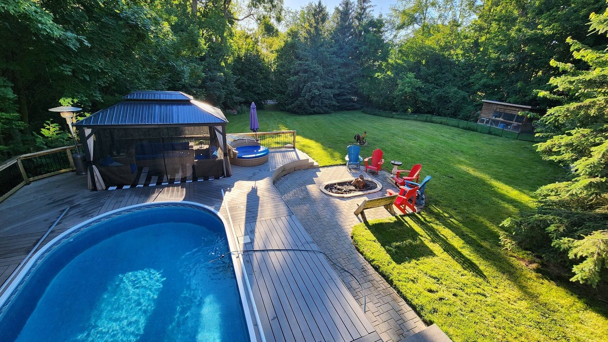 Whitchurch-Stouffville Apartment | Cozy 2 bedroom basement with pool, jacuzzi, gym & sauna. Come see the chickens